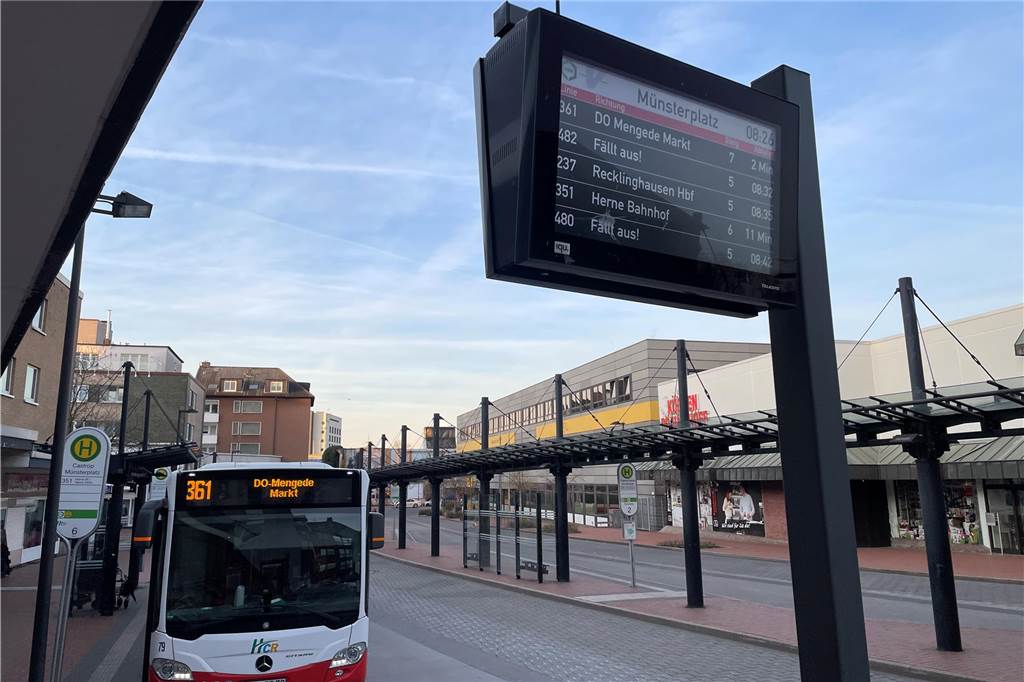 Am Busbahnhof am Münsterplatz fahren Busse der HCR, Bogestra und Vestischen. Aber DSW21 schickte an diesem Donnerstag keine Busse auf die Reise. Einige Linien fielen aus.