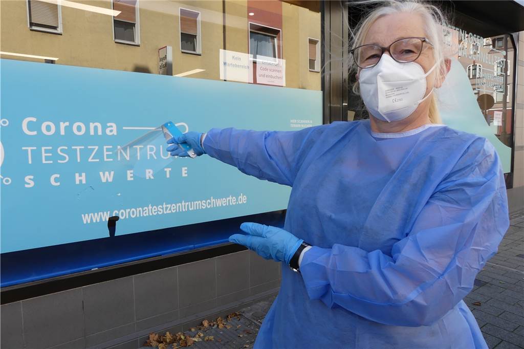 Apotheker aus Schwerte mahnt: „Wir müssen uns wieder rücksichtsvoller verhalten“ Am Corona-Testzentrum an der Bahnhofstraße ist eine Menge los, seit am Arbeitsplatz ein Test vorgelegt werden muss.