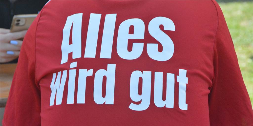 Die besten Bilder von den Dorstener Jugendstadtmeisterschaften T-Shirt mit Moto "Alles wird gut"