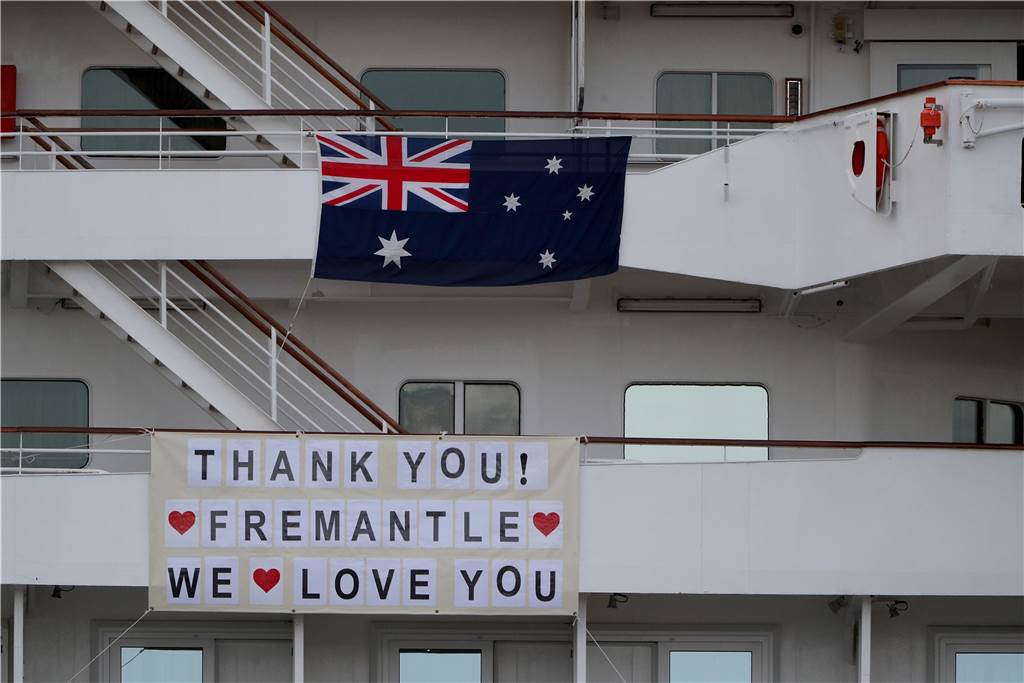 Lüner zurück von der MS Artania: Aus der Traumreise wurde ein Albtraum Am deutschen Kreuzfahrtschiff «MS Artania» im Hafen von Fremantle hängen Banner mit Dankessagungen an Fremantle. An Bord des Schiffes bestand bei mindestens 46 Menschen Verdacht auf das Coronavirus.