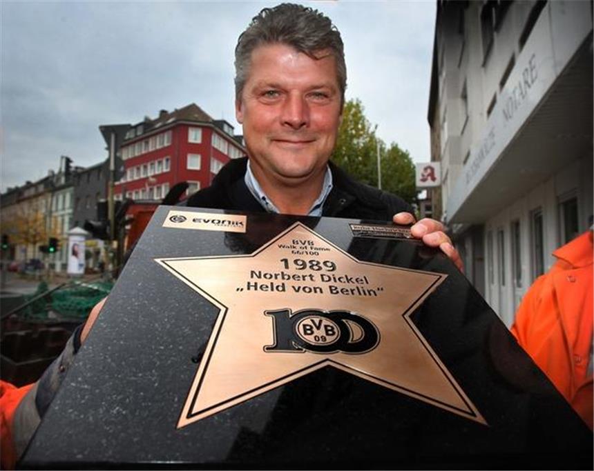 Ein Stern für Norbert Dickel Am Dienstag gab's den Stern für den Helden von Berlin: Norbert Dickel.
