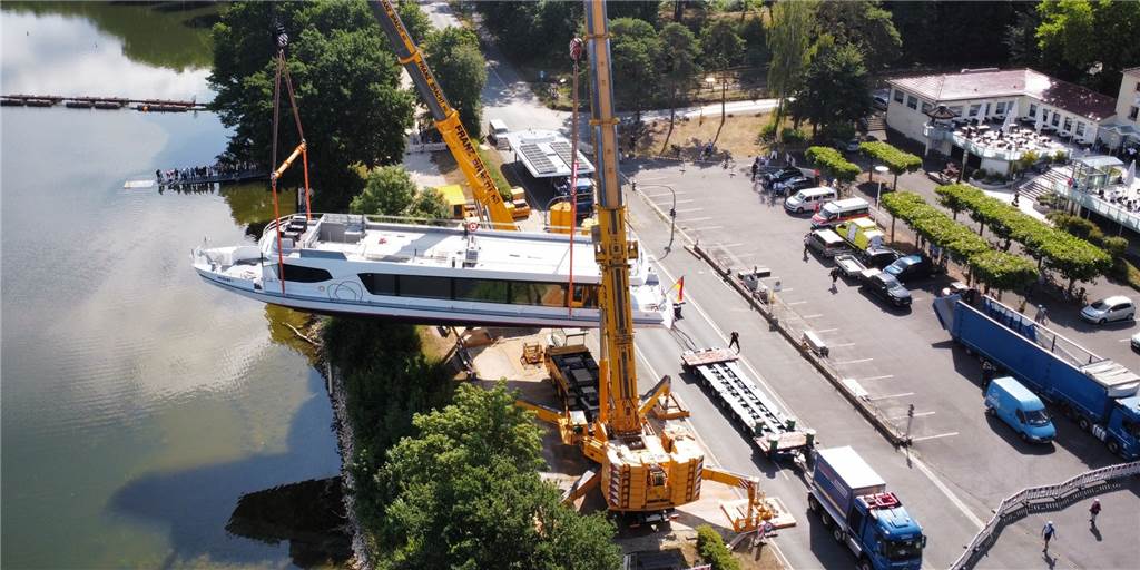 Im Zeitraffer-Video: Der Weg der neuen „Möwe“ zum Halterner Stausee Am Dienstag heben Spezialkräne das 120 Tonnen schwere Schiff auf den Stausee.