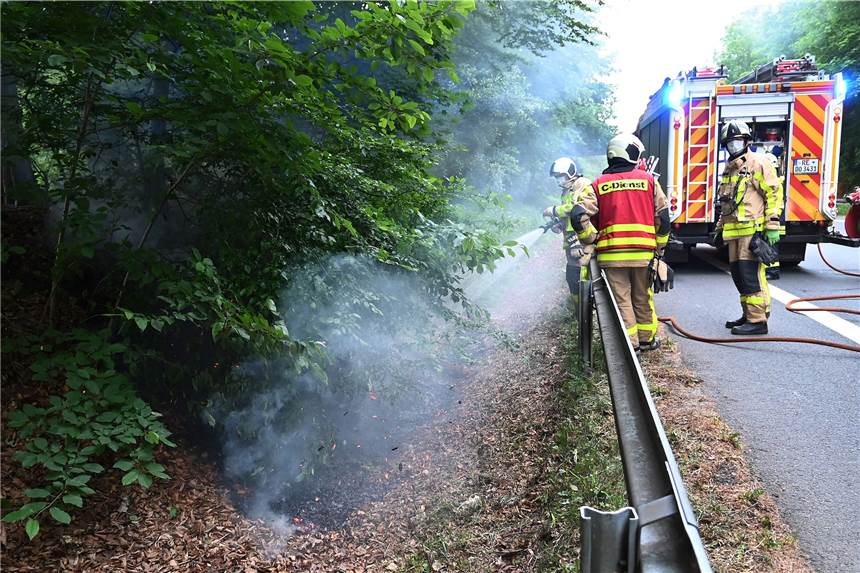 Ein kleiner Funke genügt - Feuerwehr rückte zu Flächenbränden aus Am Dienstag musste die Dorstener Feuerwehr unter anderem gleich zweimal aufgrund von Flächenbränden zur L 608 zwischen Dorf Hervest und der Ausfahrt zur A 52 ausrücken.