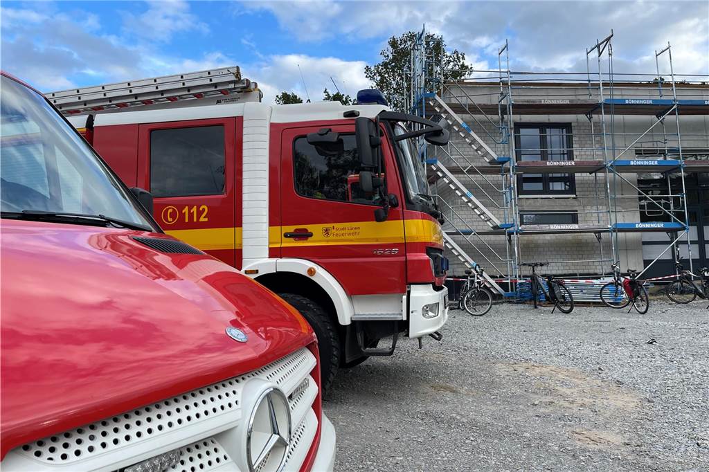 Richtfest beim Feuerwehrhaus Horstmar: „Man kann mit uns zusammen feiern“ Am Dienstag parkten die Einsatzfahrzeuge noch im Freien, bis zum Sommer 2024 sollen sie im neuen Gerätehaus unterkommen.