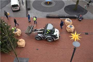 Am Dienstag positionierten Mitarbeiter der Stadt die Sandsäcke an der Münsterstraße etwas anders. Die sogenannten Big-Packs sollen verhindern, das Fahrzeuge ungebremst auf den Weihnachtsmarkt fahren können.