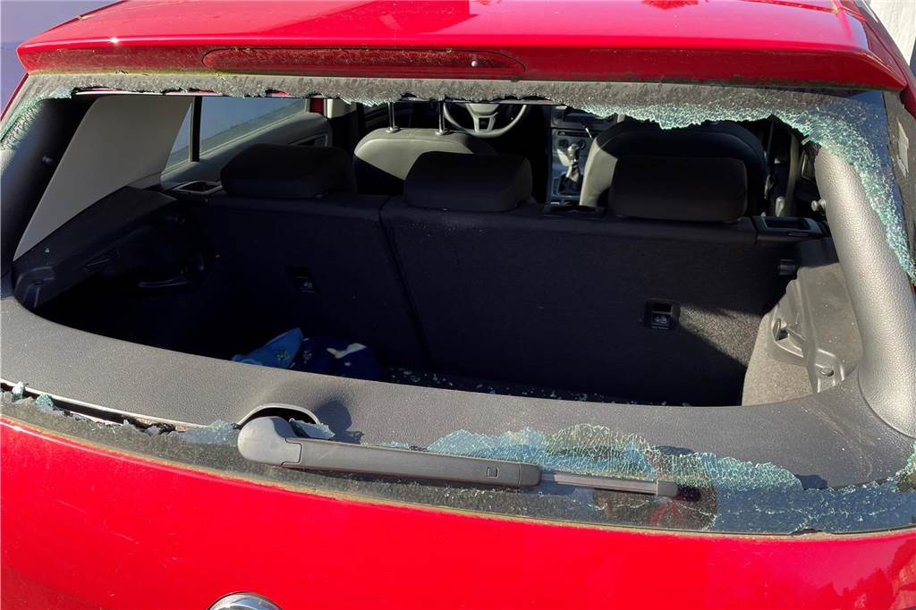 Auto mit eingeschlagener Heckscheibe in Westerfilde