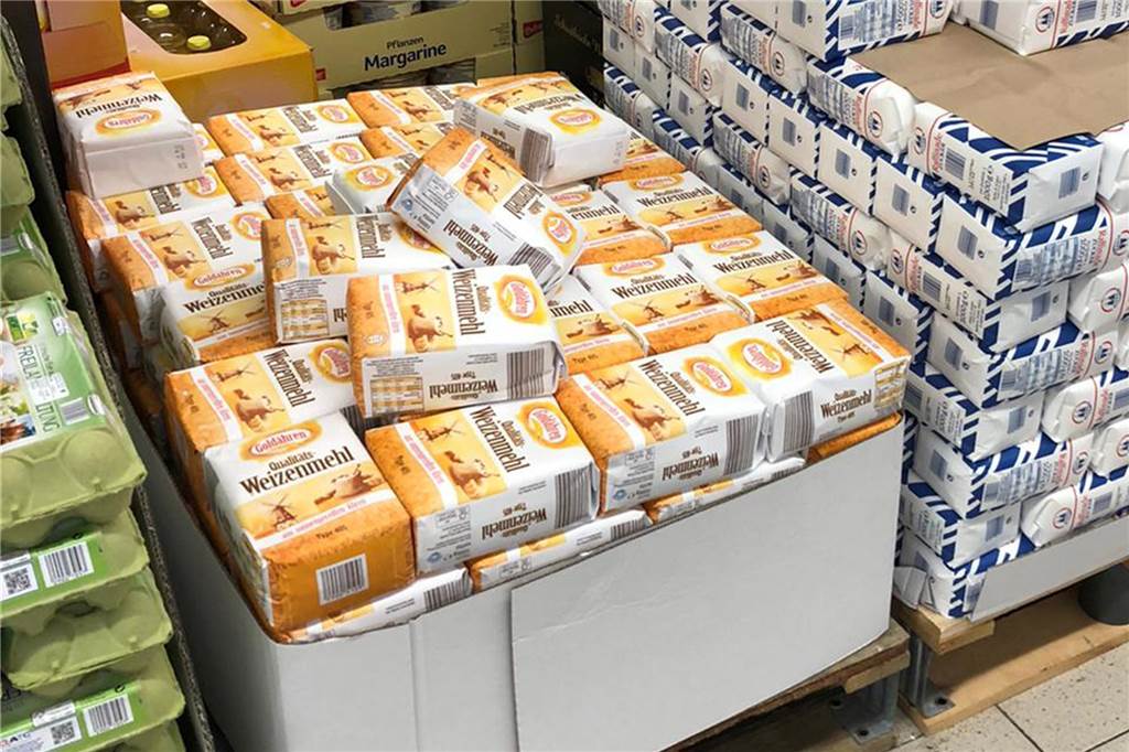 Corona-Krise in Selm: Auf der Suche nach Mehl und Klopapier Am Dienstag war Mehl kurzzeitig im Aldi zu bekommen. Es war schnell weg.