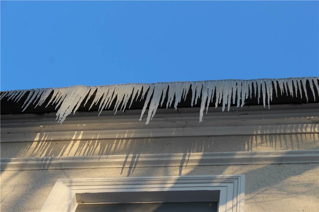 Gefahr von oben: Wer muss sich eigentlich um Eiszapfen kümmern? Am Dienstag wurde die Feuerwehr wegen dieser Eiszapfen alarmiert. Zuständig für die Verkehrssicherheit eines Hauses ist aber der Hausbesitzer. Die Feuerwehr zog nur Flatterband über den Bürgersteig.