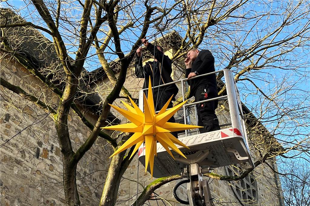 Berühmte Sterne erhalten Probelauf als neue Weihnachts-Wahrzeichen Am Dienstag wurden drei Herrnhuter Sterne als "Versuchsballons" in der Fußgängerzone aufgehängt.