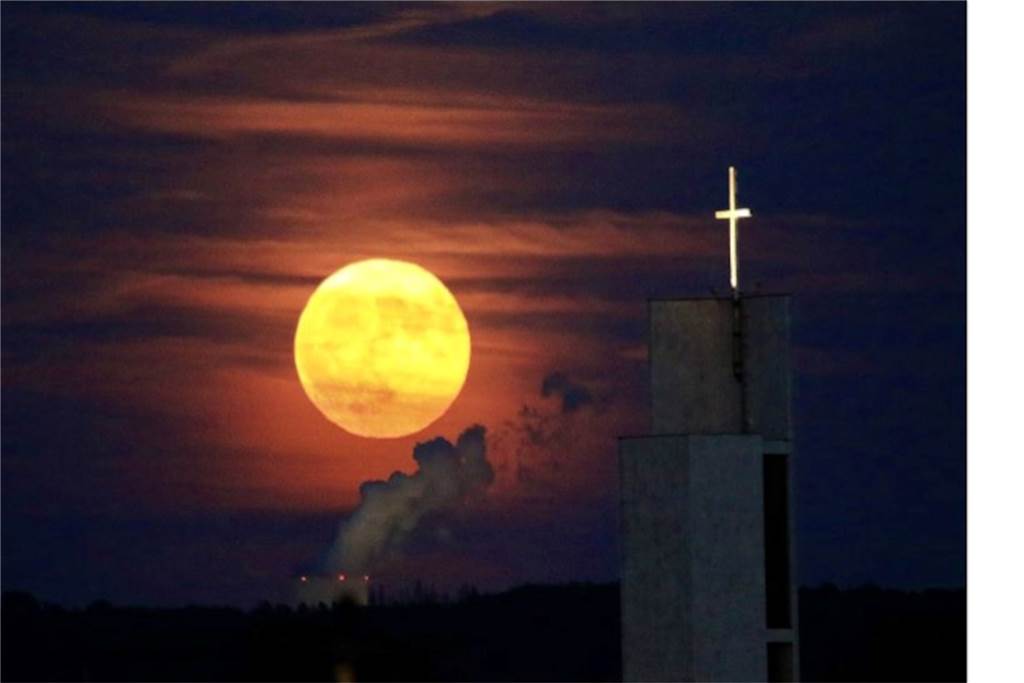Ein Jahr und seine Bilder: Was hat uns in Haltern 2022 beschäftigt? Der Mond leuchtet über der St.-Marien-Kirche