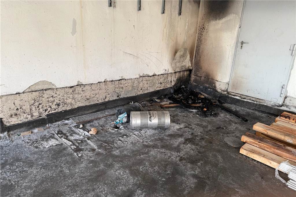 Am Dienstagabend rückte die Feuerwehr Dortmund zum Saturn-Parkhaus in der Innenstadt aus. Dort war Gerümpel in Brand geraten.