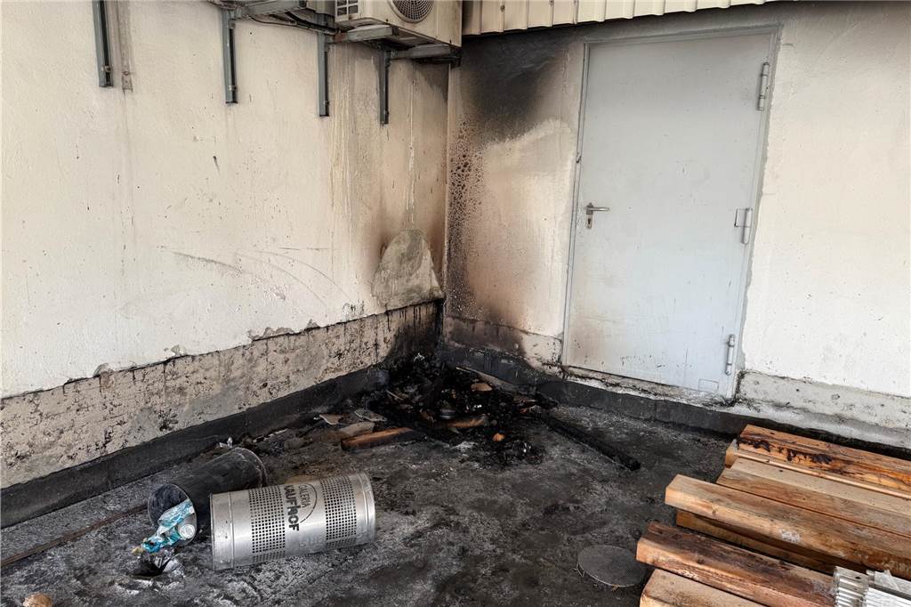 Am Dienstagabend rückte die Feuerwehr Dortmund zum Saturn-Parkhaus in der Innenstadt aus. Dort war Gerümpel in Brand geraten.