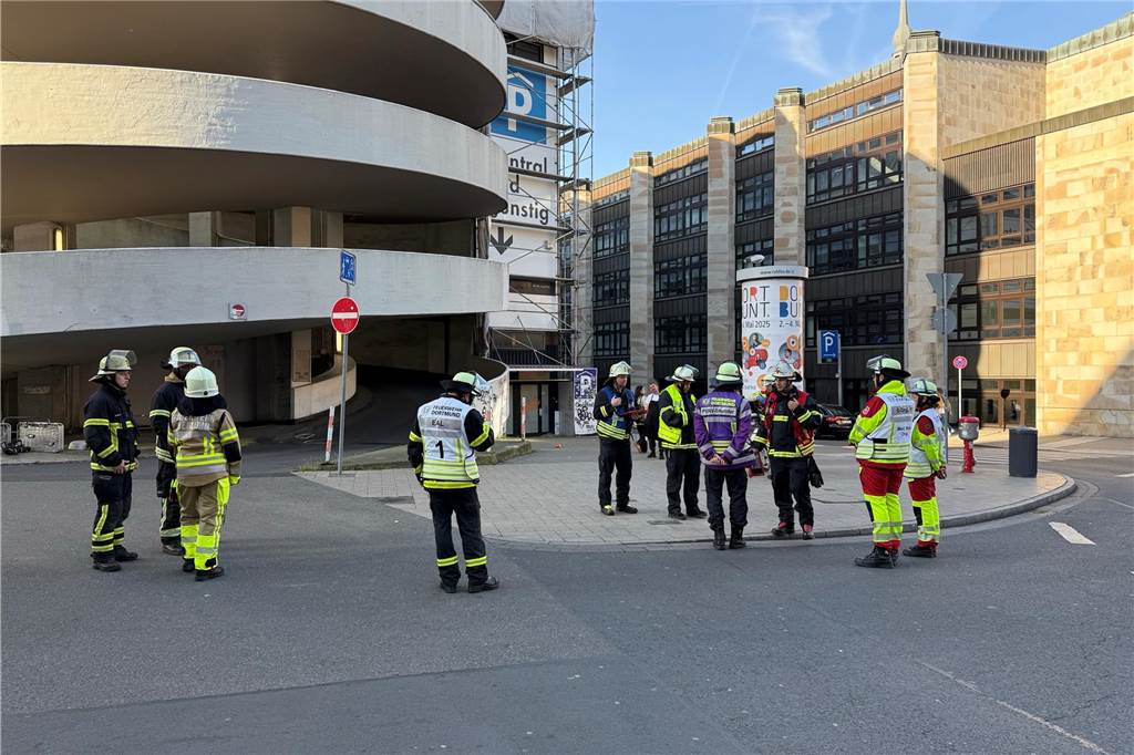 Am Dienstagabend rückte die Feuerwehr Dortmund zum Saturn-Parkhaus in der Innenstadt aus. Dort war Gerümpel in Brand geraten.