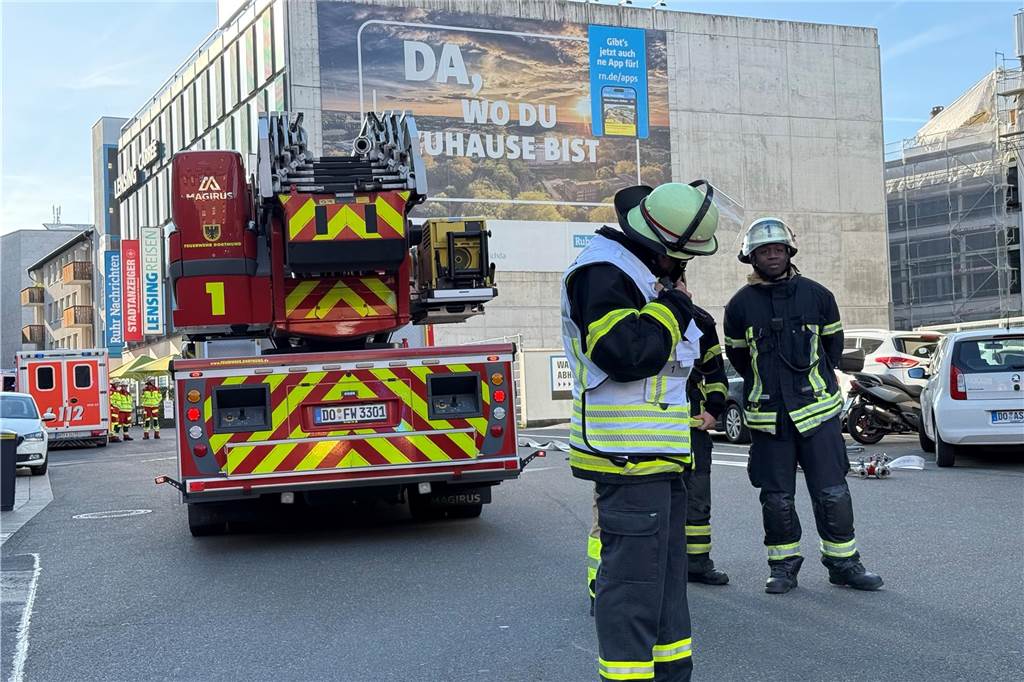 Am Dienstagabend rückte die Feuerwehr Dortmund zum Saturn-Parkhaus in der Innenstadt aus. Dort war Gerümpel in Brand geraten.