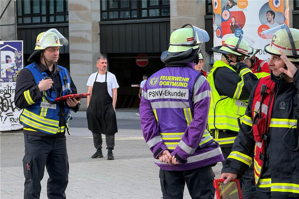 Am Dienstagabend rückte die Feuerwehr Dortmund zum Saturn-Parkhaus in der Innenstadt aus. Dort war Gerümpel in Brand geraten.
