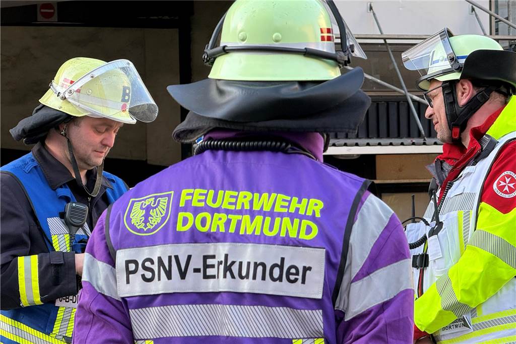 Am Dienstagabend rückte die Feuerwehr Dortmund zum Saturn-Parkhaus in der Innenstadt aus. Dort war Gerümpel in Brand geraten.