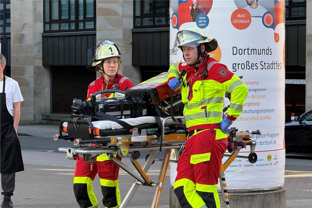 Am Dienstagabend rückte die Feuerwehr Dortmund zum Saturn-Parkhaus in der Innenstadt aus. Dort war Gerümpel in Brand geraten.