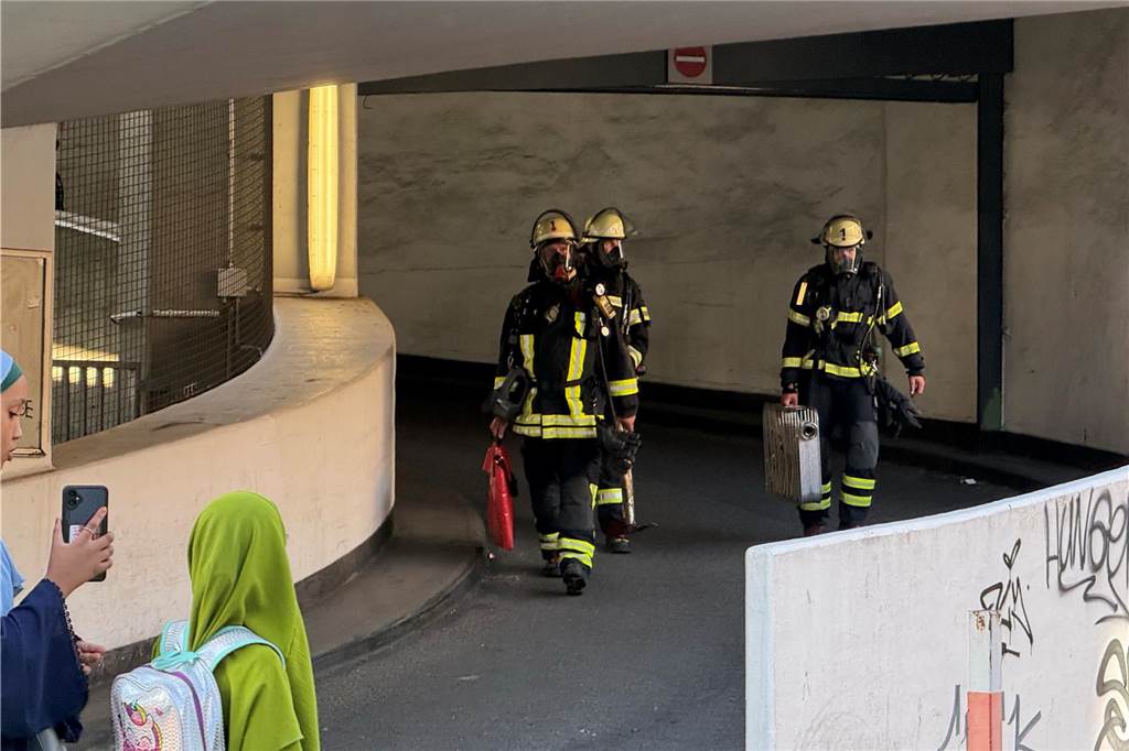 Am Dienstagabend rückte die Feuerwehr Dortmund zum Saturn-Parkhaus in der Innenstadt aus. Dort war Gerümpel in Brand geraten.