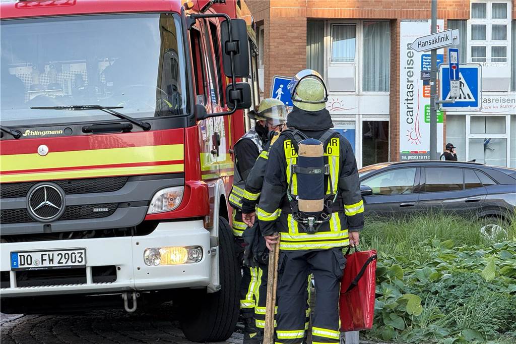 Am Dienstagabend rückte die Feuerwehr Dortmund zum Saturn-Parkhaus in der Innenstadt aus. Dort war Gerümpel in Brand geraten.