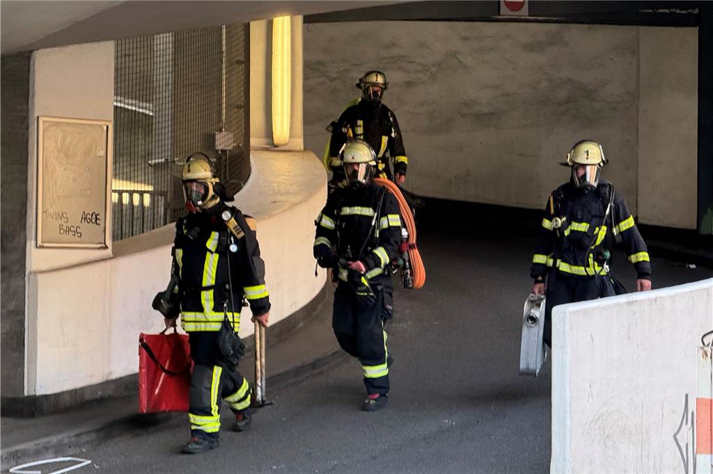 Am Dienstagabend rückte die Feuerwehr Dortmund zum Saturn-Parkhaus in der Innenstadt aus. Dort war Gerümpel in Brand geraten.