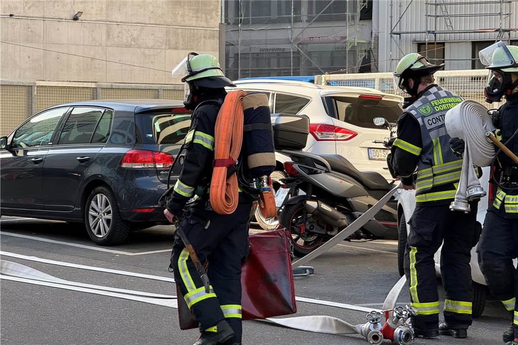 Am Dienstagabend rückte die Feuerwehr Dortmund zum Saturn-Parkhaus in der Innenstadt aus. Dort war Gerümpel in Brand geraten.