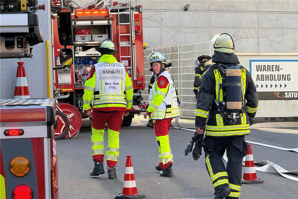 Am Dienstagabend rückte die Feuerwehr Dortmund zum Saturn-Parkhaus in der Innenstadt aus. Dort war Gerümpel in Brand geraten.