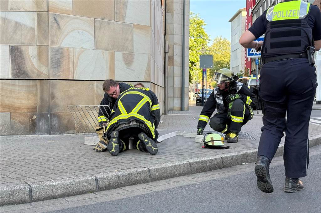 Am Dienstagabend rückte die Feuerwehr Dortmund zum Saturn-Parkhaus in der Innenstadt aus. Dort war Gerümpel in Brand geraten.