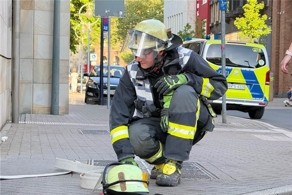 Am Dienstagabend rückte die Feuerwehr Dortmund zum Saturn-Parkhaus in der Innenstadt aus. Dort war Gerümpel in Brand geraten.