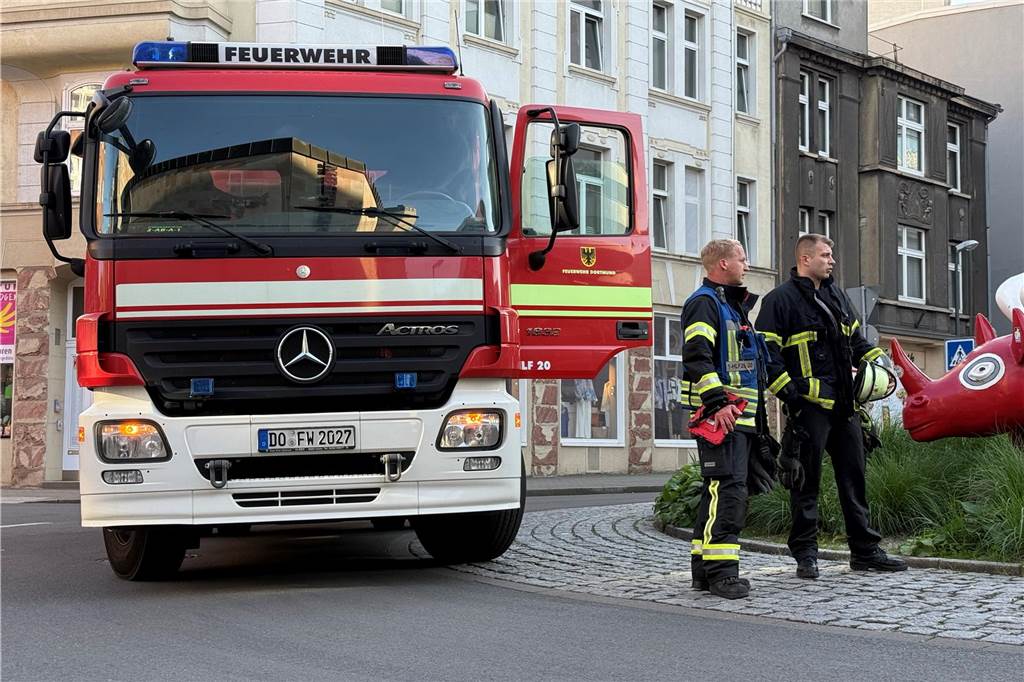 Am Dienstagabend rückte die Feuerwehr Dortmund zum Saturn-Parkhaus in der Innenstadt aus. Dort war Gerümpel in Brand geraten.