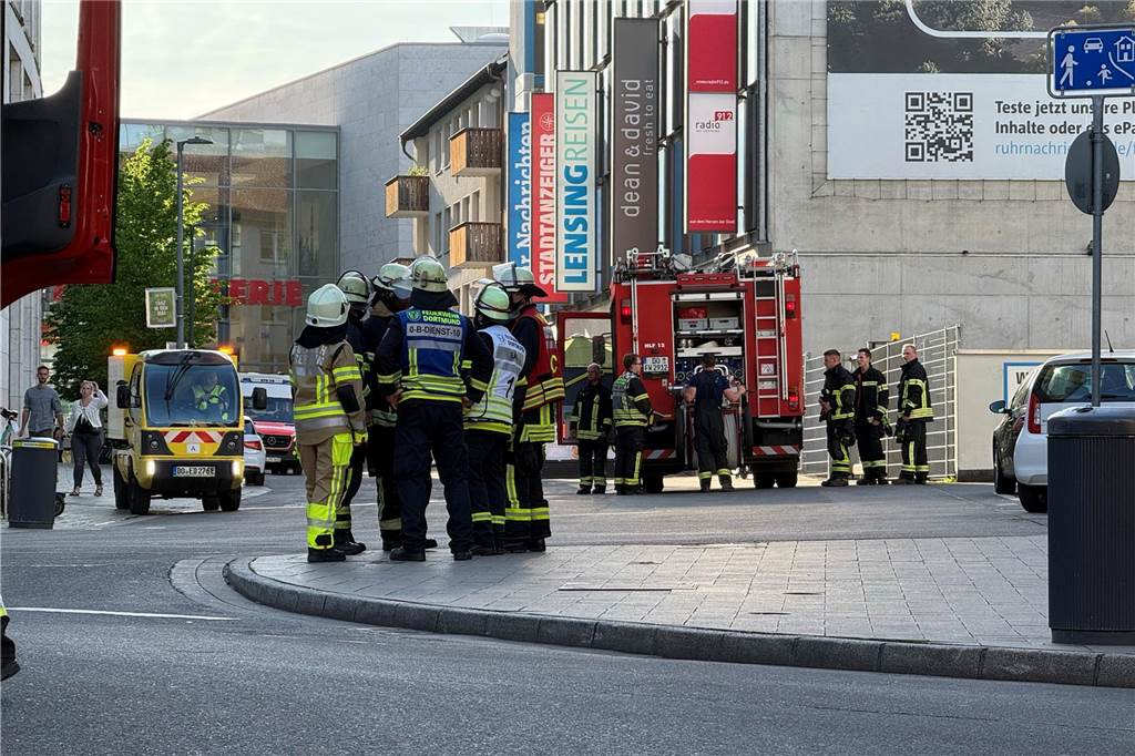 Am Dienstagabend rückte die Feuerwehr Dortmund zum Saturn-Parkhaus in der Innenstadt aus. Dort war Gerümpel in Brand geraten.
