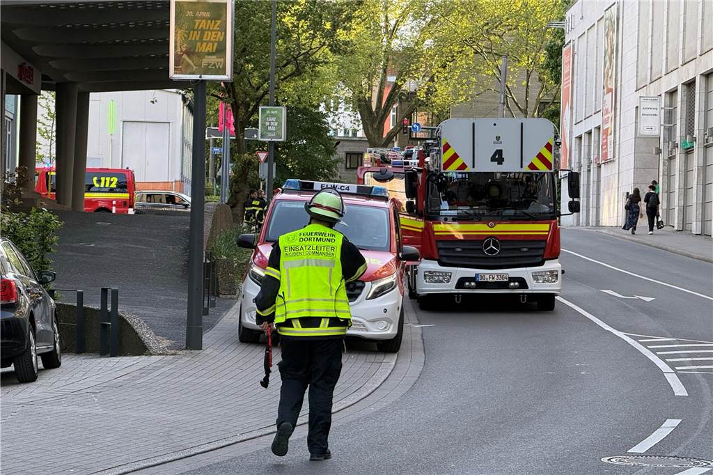 Am Dienstagabend rückte die Feuerwehr Dortmund zum Saturn-Parkhaus in der Innenstadt aus. Dort war Gerümpel in Brand geraten.