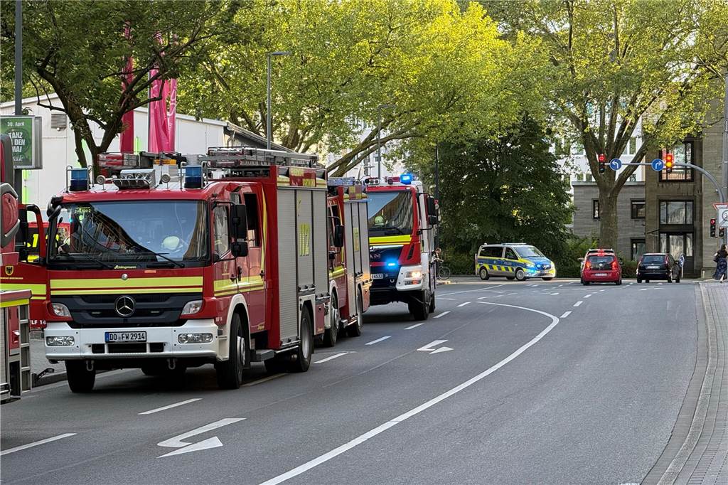 Am Dienstagabend rückte die Feuerwehr Dortmund zum Saturn-Parkhaus in der Innenstadt aus. Dort war Gerümpel in Brand geraten.