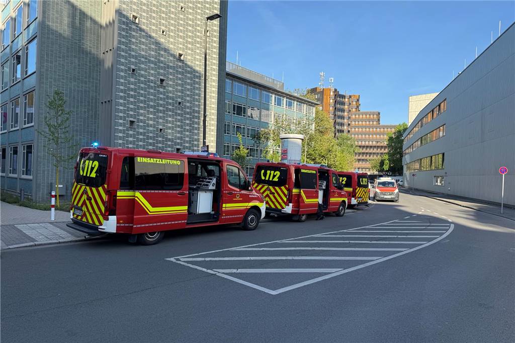 Am Dienstagabend rückte die Feuerwehr Dortmund zum Saturn-Parkhaus in der Innenstadt aus. Dort war Gerümpel in Brand geraten.
