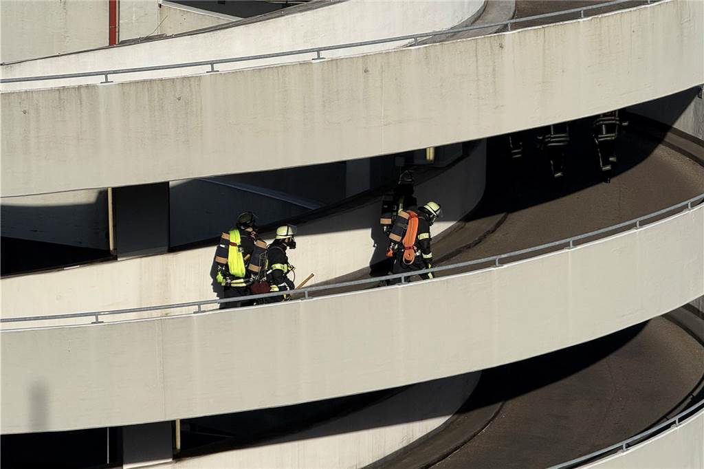 Am Dienstagabend rückte die Feuerwehr Dortmund zum Saturn-Parkhaus in der Innenstadt aus. Dort war Gerümpel in Brand geraten.