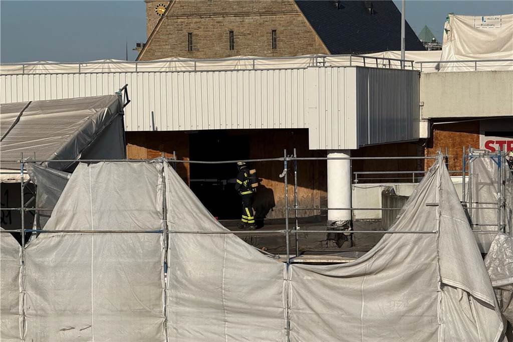Am Dienstagabend rückte die Feuerwehr Dortmund zum Saturn-Parkhaus in der Innenstadt aus. Dort war Gerümpel in Brand geraten.
