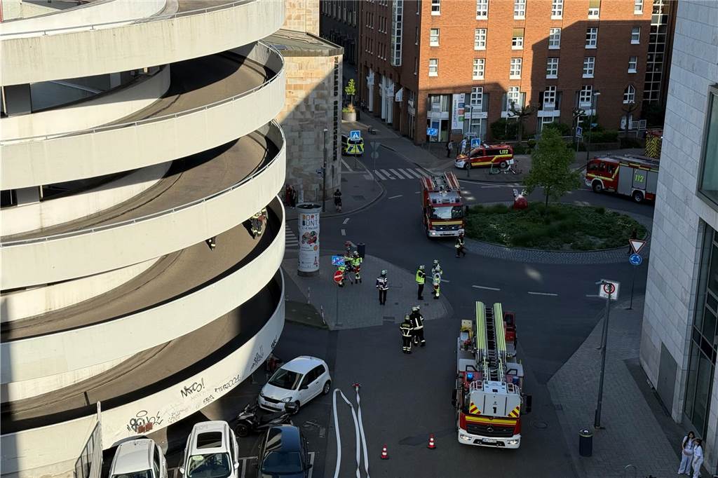 Am Dienstagabend rückte die Feuerwehr Dortmund zum Saturn-Parkhaus in der Innenstadt aus. Dort war Gerümpel in Brand geraten.