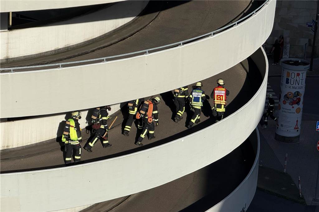 Am Dienstagabend rückte die Feuerwehr Dortmund zum Saturn-Parkhaus in der Innenstadt aus. Dort war Gerümpel in Brand geraten.