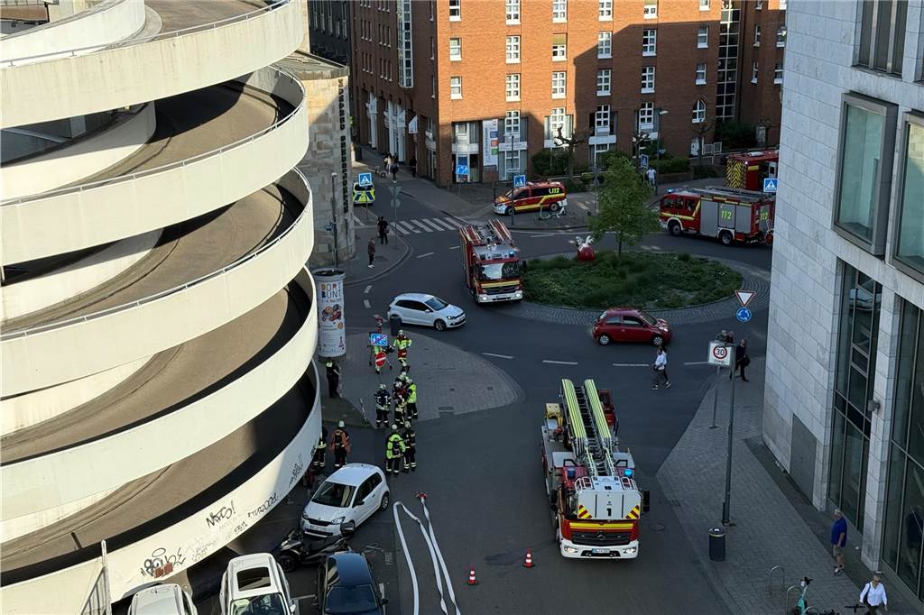 Am Dienstagabend rückte die Feuerwehr Dortmund zum Saturn-Parkhaus in der Innenstadt aus. Dort war Gerümpel in Brand geraten.