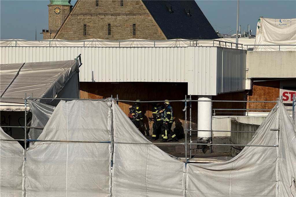Am Dienstagabend rückte die Feuerwehr Dortmund zum Saturn-Parkhaus in der Innenstadt aus. Dort war Gerümpel in Brand geraten.