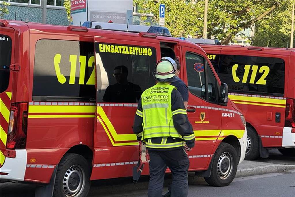 Am Dienstagabend rückte die Feuerwehr Dortmund zum Saturn-Parkhaus in der Innenstadt aus. Dort war Gerümpel in Brand geraten.