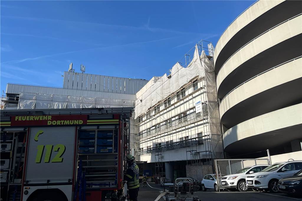 Am Dienstagabend rückte die Feuerwehr Dortmund zum Saturn-Parkhaus in der Innenstadt aus. Dort war Gerümpel in Brand geraten.