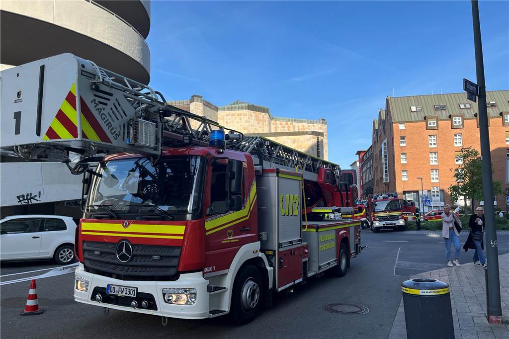 Am Dienstagabend rückte die Feuerwehr Dortmund zum Saturn-Parkhaus in der Innenstadt aus. Dort war Gerümpel in Brand geraten.