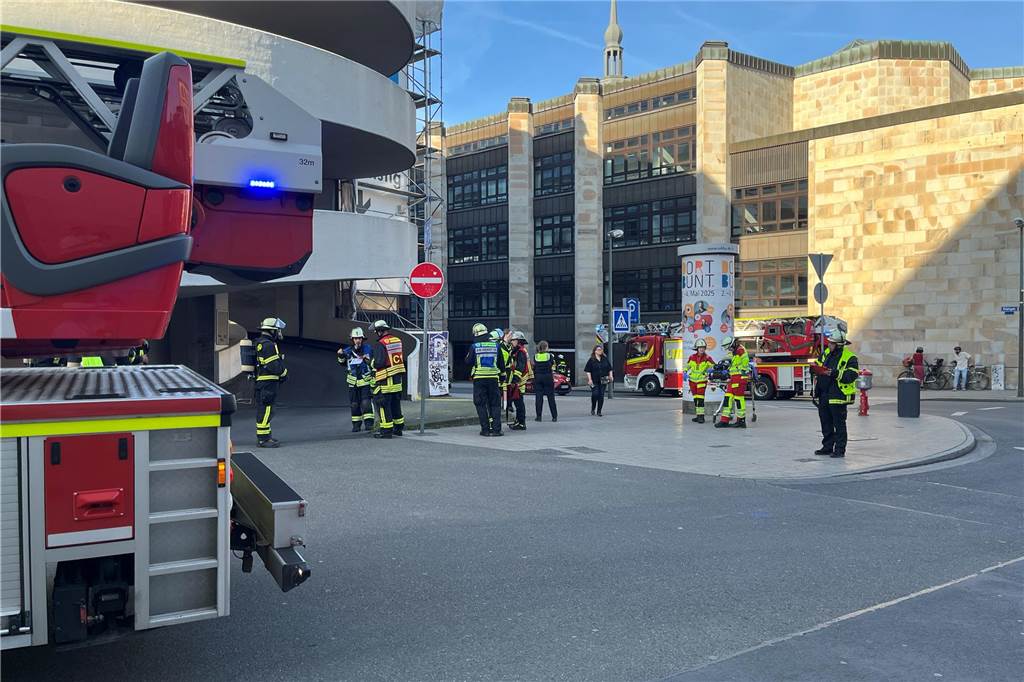 Am Dienstagabend rückte die Feuerwehr Dortmund zum Saturn-Parkhaus in der Innenstadt aus. Dort war Gerümpel in Brand geraten.