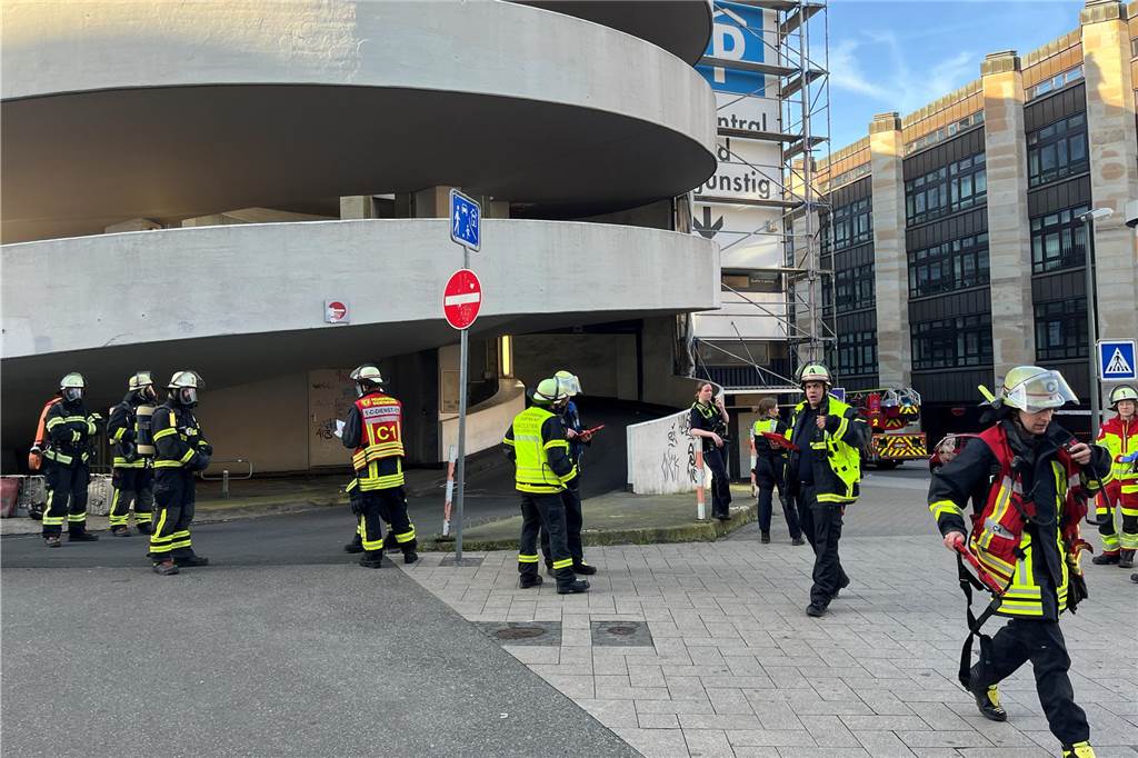 Am Dienstagabend rückte die Feuerwehr Dortmund zum Saturn-Parkhaus in der Innenstadt aus. Dort war Gerümpel in Brand geraten.