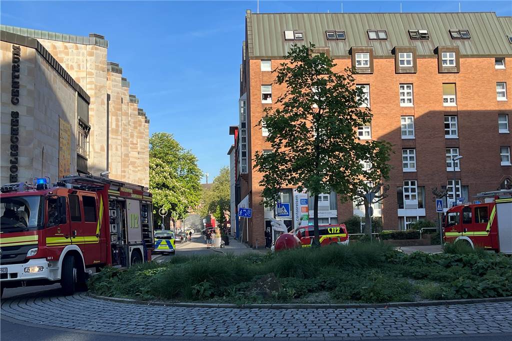 Am Dienstagabend rückte die Feuerwehr Dortmund zum Saturn-Parkhaus in der Innenstadt aus. Dort war Gerümpel in Brand geraten.