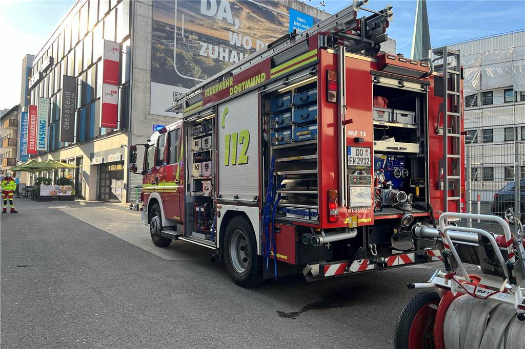 Am Dienstagabend rückte die Feuerwehr Dortmund zum Saturn-Parkhaus in der Innenstadt aus. Dort war Gerümpel in Brand geraten.
