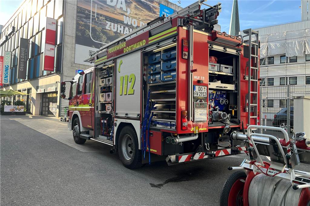 Am Dienstagabend rückte die Feuerwehr Dortmund zum Saturn-Parkhaus in der Innenstadt aus. Dort war Gerümpel in Brand geraten.