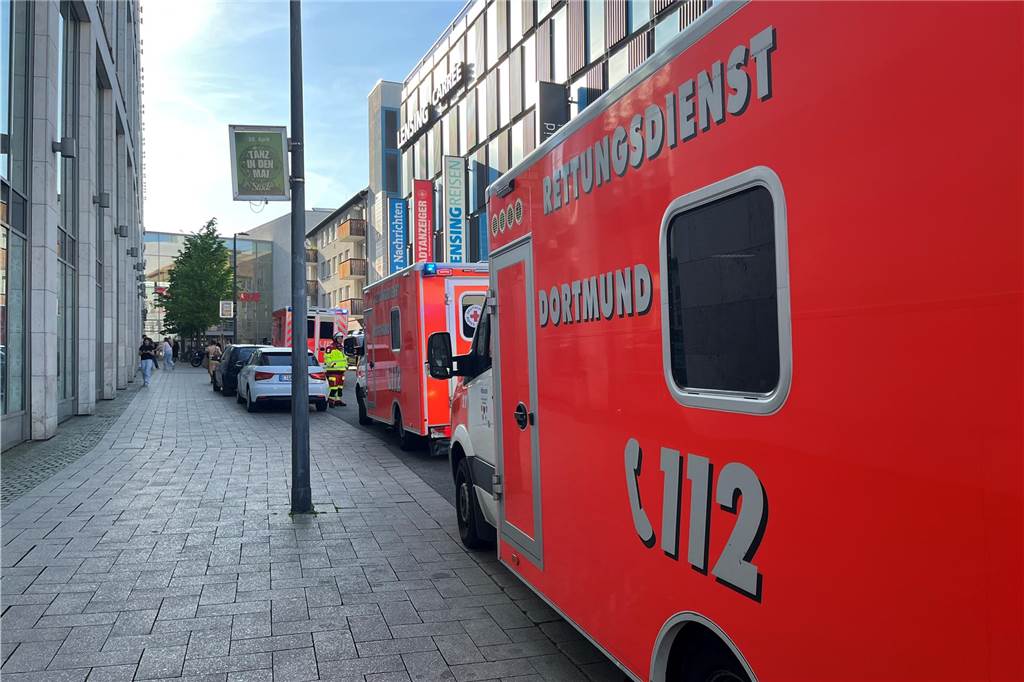 Am Dienstagabend rückte die Feuerwehr Dortmund zum Saturn-Parkhaus in der Innenstadt aus. Dort war Gerümpel in Brand geraten.
