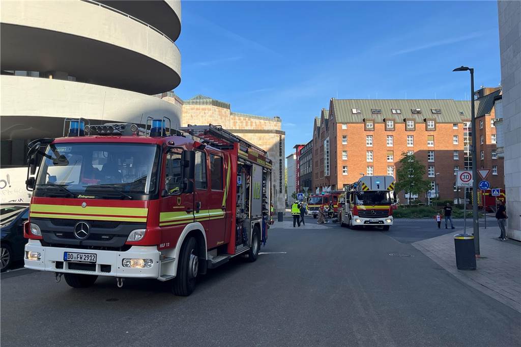 Am Dienstagabend rückte die Feuerwehr Dortmund zum Saturn-Parkhaus in der Innenstadt aus. Dort war Gerümpel in Brand geraten.