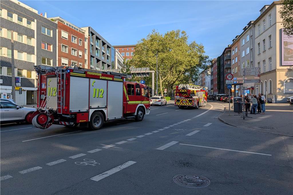 Am Dienstagabend rückte die Feuerwehr Dortmund zum Saturn-Parkhaus in der Innenstadt aus. Dort war Gerümpel in Brand geraten.